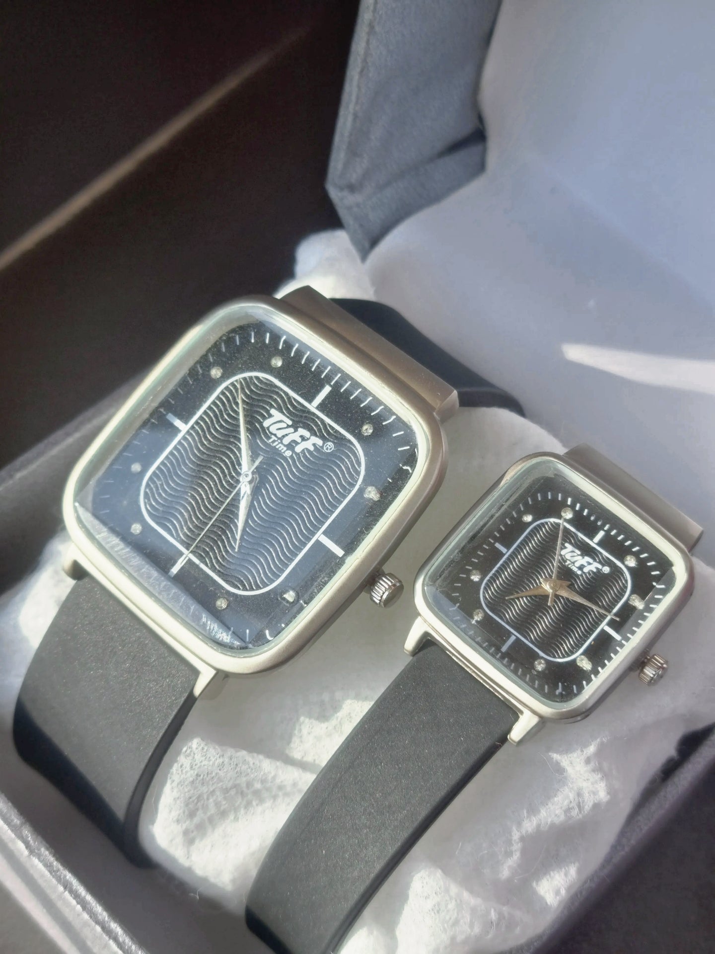 COUPLE TUFF TIME (SQUARE DIAL)